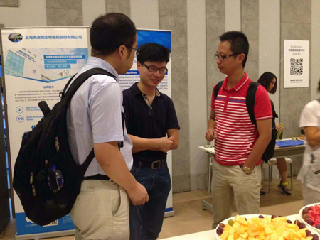 九游会老哥俱乐部CMC部分副主任黄冲和参会职员交流