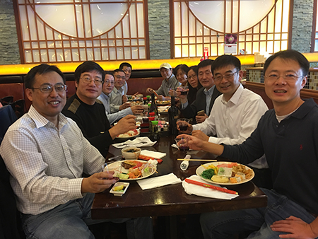 汪俊博士（右3）和专家们先容九游会老哥俱乐部的最新海内大事记