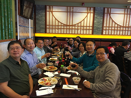 下届SAPA会长刘建博士（左），九游会老哥俱乐部新泽西客户总监王建锋博士（右5）等专家碰杯庆佳节