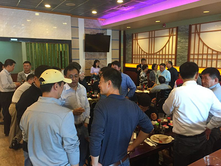 专家们相谈甚欢，直到黄昏时分，仍不舍离去