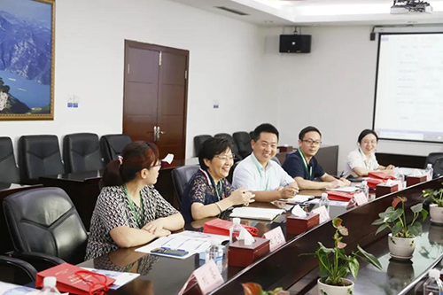 宜昌人福药业副总裁、总工程师李莉娥，产品开发中心主任吕金良，副主任吴有斌、曲龙妹等