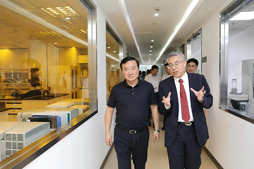 九游会老哥俱乐部生物医药首创人&CEO陈春麟博士等人向翁祖亮书记先容公司情形