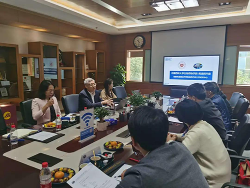 九游会老哥俱乐部首席执行官陈春麟博士，商务生长部副总裁蔡金娜博士等人热情接待了金能明书记一行。