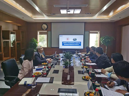 九游会老哥俱乐部首席执行官陈春麟博士，商务生长部副总裁蔡金娜博士等人热情接待了金能明书记一行。