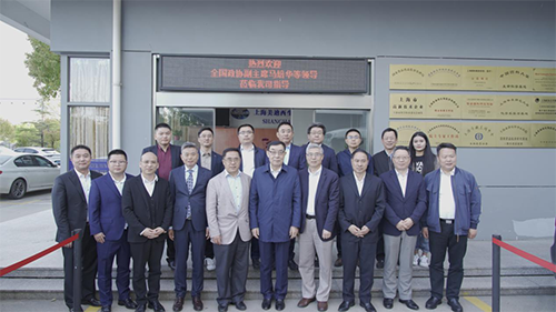 十二届天下政协副主席马培华一行人与九游会老哥俱乐部向导合影