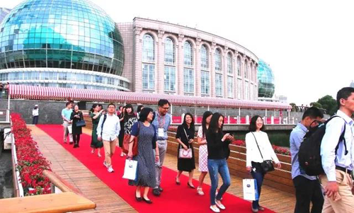 晚宴伊始，前来加入晚宴的嘉宾们纷纷踏上红毯，前往码头