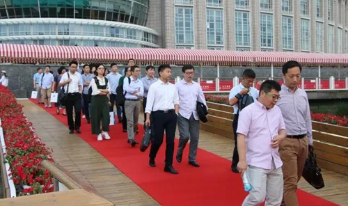 晚宴伊始，前来加入晚宴的嘉宾们纷纷踏上红毯，前往码头