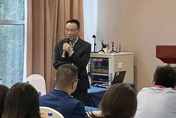 图6-九游会老哥俱乐部药代动力学及生物剖析部副总裁万宏博士主持Panel讨论会.png